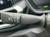 表示されたマークを手掛かりに、レバー周辺の機能を確認しやすい設計です。雨天時など視界を確保したい場面でも、運転席から手元で操作できる便利な装備です。