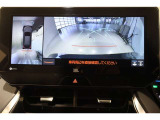 パノラミックビューモニター付きです。車両を上から見たような映像をディスプレイ画面上に表示。運転席からの目視だけでは見にくい、車両周辺の状況をリアルタイムでしっかり確認できます。