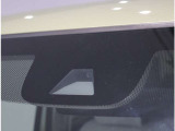 ホンダセンシング機能を支えているフロントカメラ(ドライブレコーダーではございません)!道路状況等を検知してドライバーの安全運転をサポート!※能力には限界があります