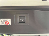 車体側面に配置された革新的な電動リアゲートスイッチです。後ろの障害物を気にせず、横に立ちながら安全かつスマートに開閉をコントロールできる先進の親切設計が光ります。
