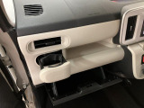 全席にドリンクホルダー装備!!前席にはプッシュ型のドリンクホルダーでオールシーズンお飲み物を置きながらドライブもいかがでしょうか。