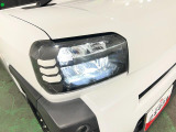 白く明るい光で夜間走行をサポートするLEDヘッドランプを搭載