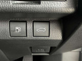 両手が荷物で塞がっている時にはコレ!パワーバックドアで開閉ラクラクです。バックドアに手が届かない時も、リモコンで開閉の操作が可能です。もちろん、荷物もたっぷり積めます。