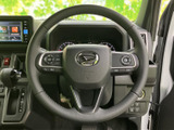 握りやすい形状で、手元には複数のスイッチを配置。前方から視線を大きく外さずに各種操作へアクセスしやすく、運転中の使い勝手にも配慮された設計です。