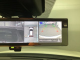 バックギアに入れますとご覧のような画像に自動的に切り替わります。車庫入れ時に役立ちます。