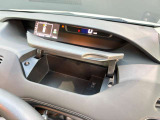 運転席側にも小物の収納に便利なインストアッパーボックス。