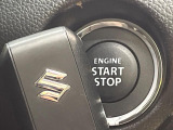 【キーレススタートシステム】カバンやポケットに入れたままでもドアの施錠・解錠が可能なスマートキーを装備。エンジンのオン・オフ時もカギを取り出す必要が無いからとっても便利です♪