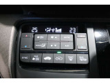 運転席と助手席の温度設定の変更が可能な左右独立タイプのデュアルエアコンです♪♪♪暑がりな人・寒がりな人も誰もが車内を快適にお過ごしいただけます♪♪♪