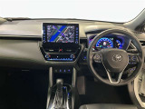 運転席周りのレイアウトをご覧ください。ナビゲーションが綺麗に装着されすっきり収まってますね!