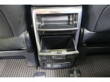 センターコンソールの後方には収納や、足元には【100V・100W電源】が装備されています。シートバックにはタブレットや雑誌などの収納に便利なポケットが装備されています。