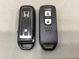 スマートキーを装備しています。鍵を差し込むことなくドアロックの開け閉めと、スタートボタン操作でのエンジンスタートができます。スペアキーも同じものを用意しております。