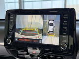 【バックガイドモニター】車両後方の映像をナビ画面に表示し、駐車などの後退操作をサポートします。