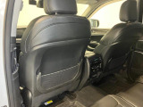 【リアシート】屋根までの高さがある車のため、大人の方でも圧迫感が少なく乗車できます。足元は広く取られているため、ゆったりとお乗り頂けます。