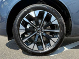 5 Yスポーク 20インチ アルミホイール  (ダイヤモンドカット/グロッシーブラック  255/45R20サイズのミシュランを装着。