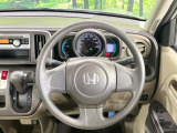 インテリアに合わせたデザインのステアリングは、運転される方のことも考え、運転しやすい形状、大きさです。是非一度、実際に触ってお確かめください。