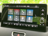 ラジオやBluetoothオーディオ、USBなど複数の項目が画面に並び、使いたい音源を選びやすい構成です。アプリや電話のメニューも表示され、車内で使う機能をまとめて確認できます。