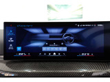 クルマの頭脳ともいえる、管理システム、iDrive。ナビだけではなく、オーディオ操作や車両情報の表示などをコントロールできます。便利さと安全性の向上にも繋がっています。