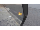 隣の車線を走る車両をレーダーで感知し、死角エリアの車両の存在をお知らせします。