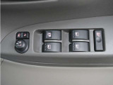 パワーウィンドウを装備しております。運転席側はオート機能付きで、スイッチを奥まで押す・引くことで、窓が自動で全開・全閉します。