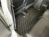 しっかりと汚れ、砂ぼこりを落とし足元まで清潔な車内空間を作り上げております♪