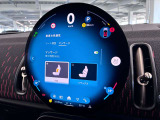 デジタルスピードメーター、航空機のコックピット操作箇所と同じ配色で目が疲れにくいように設計されてます。