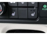 運転席と助手席には寒い日の肩や腰、冷えやすい下肢を温めてくれるシートヒーターが付いております!