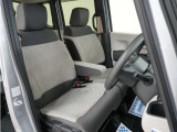 運転席のスペースはゆったりしていて、視界も広く確保されているので普段の運転からロングドライブまで快適です。