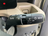 レバー上のマークから機能を確認しやすく、運転中も手元で必要な操作へ移りやすい配置です。各種ライトの切り替えに対応し、周囲の明るさや走行環境に応じて活用できます。