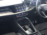 内装はシンプルに使い勝手を考え作られています。お車を運転する感覚をダイレクトに体感して頂けます。室内も広くロングドライブにも快適にお過ごしいただけます。