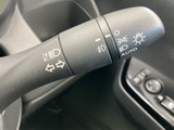 レバーには方向指示器やライト関連の表示がまとめられ、アイコンを見ながら必要な操作を選べます。周囲の状況に応じて使い分けやすく、日常の運転を支える分かりやすい配置が魅力です。