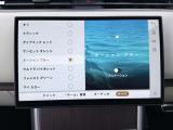 アンビエントライティングは、インテリアにラグジュアリーな雰囲気を加えます。柔らかく落ち着いた光が、車内の各部位に微妙なアクセントを加えることで、まるで高級ホテルのロビーのような空間を作り出します。