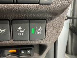 レーンキープアシストシステムを装備!高速道路などで車線の中央付近を走行できるようステアリング操作を支援します。長距離運転でのドライバーの負担を軽減し、快適な運転をサポートする機能です。