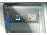充電用のUSBポートと接続用のUSBポート付きです。