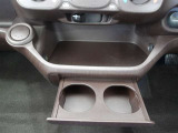 便利なカップホルダーを装備しています。 缶ジュースを開けて運転していると振動で倒れないかヒヤヒヤ、意外と置き場に困るもの。 意外に重要な装備ですね。