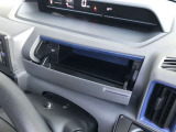 運転席側インパネアッパーボックスには充電専用USBソケット も