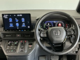 【ハンドル】運転にかかわる様々な操作を安全に行えるように視点移動が少なく操作性に配慮されたスイッチ類が凝縮されたコックピットです。