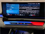 【ⅰドライブナビゲーション】文字情報も鮮明に表示する高解像度カラーディスプレイを採用。視認性に優れた地図デザインと特徴的な建造物を目印にした描写表示で現在位置を把握できます。地図データの更新も可能です