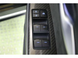 全ての窓が運転席から操作できます。今やほぼ当たり前ですが、無いと不便なアイテムですよね。ウインドウロックも備えています。