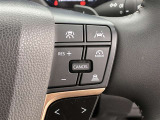 前方の車との車間を設定し、スピードを上げたり緩めたりを自動で行ってくれる追尾式の「レーダークルーズ」。上級装備の一つです!高級車にしかつかない嬉しい機能です。