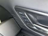 シートメモリー機能装備付きです。シートの位置をそれぞれ記憶しておく事ができるので、ご家族や、複数の方で車を乗られるオーナー様には、便利な機能です。