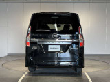 前・後方に車両や壁などの障害物がある場合、クルマが誤操作を察知して、衝突を未然に防ぎます。