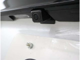 バックカメラが付いているので後方確認が非常にしやすいです。今や運転初心者も熟練者も必須装備!ついていて損はないですね♪