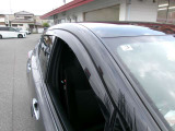 雨の日でも、車内の空気入替に便利なプラスチックバイザー付きになります^^意外と実用性がありますよね☆