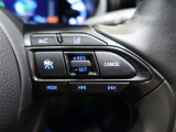 クルーズコントロール機能付きです。走行中に先行車の様子を検知しながら、設定した車速の範囲内で先行車との距離のキープを支援します。詳細は販売店スタッフまでおたずねください。