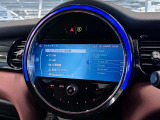 インパネ中央のアイコニックなディスプレイに映し出されるのが最大の特徴です。現行モデルでは高精細な有機EL(OLED)を採用し、タッチや音声で直感的に操作できます。