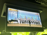 天井に備わるモニターで、後席からも画面を楽しめる室内空間です。乗車中の過ごし方の幅が広がり、ご家族でのお出かけや長距離移動の同乗者にも嬉しい装備です。