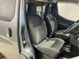 【運転席】乗用車のように快適な運転姿勢!軽快なアクセルワークを可能にする広い膝まわり・足元スペースも確保!