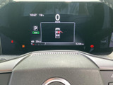 速度やシフト位置、航続可能距離などの情報が画面にまとまり、運転中にも確認しやすい表示です。必要な情報をひと目で把握しやすく、日々の運転をサポートします。