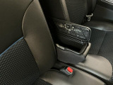 【フロントセンターアームレスト(ボックス付き)】運転席と助手席の間には、小物が収納できるボックス付のアームレストが装備!必要な物をぱっと取り出せて車内もスッキリです♪