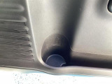 運転席ドアには、ペットボトルが入れられます。